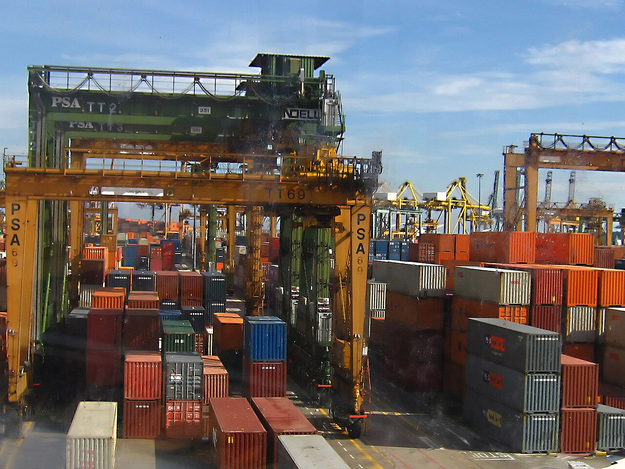 Containerhavn med kraner og containere — illustrasjon av global leverandørkjede
